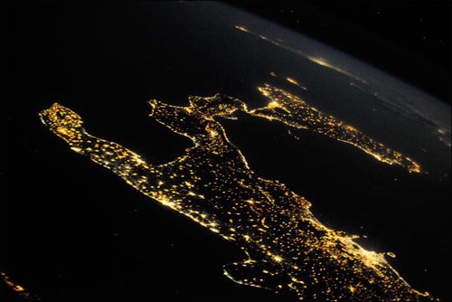 �Ա��Twitter�ϴ�̫��������ĵ�����Ƭ