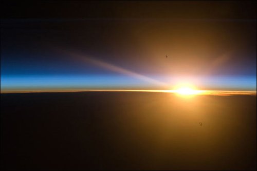 �Ա��Twitter�ϴ�̫��������ĵ�����Ƭ