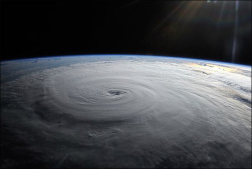 �Ա��Twitter�ϴ�̫��������ĵ�����Ƭ